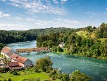 Geschlossene Holzbrücke über den Rhein bei Jestetten. Der Rhein macht hier eine Kurve.