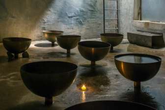 Verschiedene grössere Schalen in einem Keller.