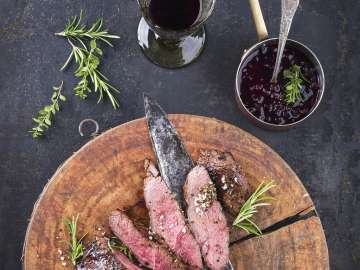 Wild & Wein am Rhein Auf einer Holzplatte sind mehrere Stücke Wildfleisch angerichtet.
