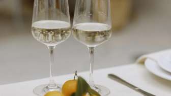 Advents wine dine