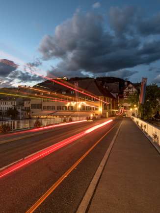 Brücke Stein am Rhein Ein Auto fuhr über die Brücke über den Rhein. Man sieht jedoch nur noch die roten Lichter als Spur.