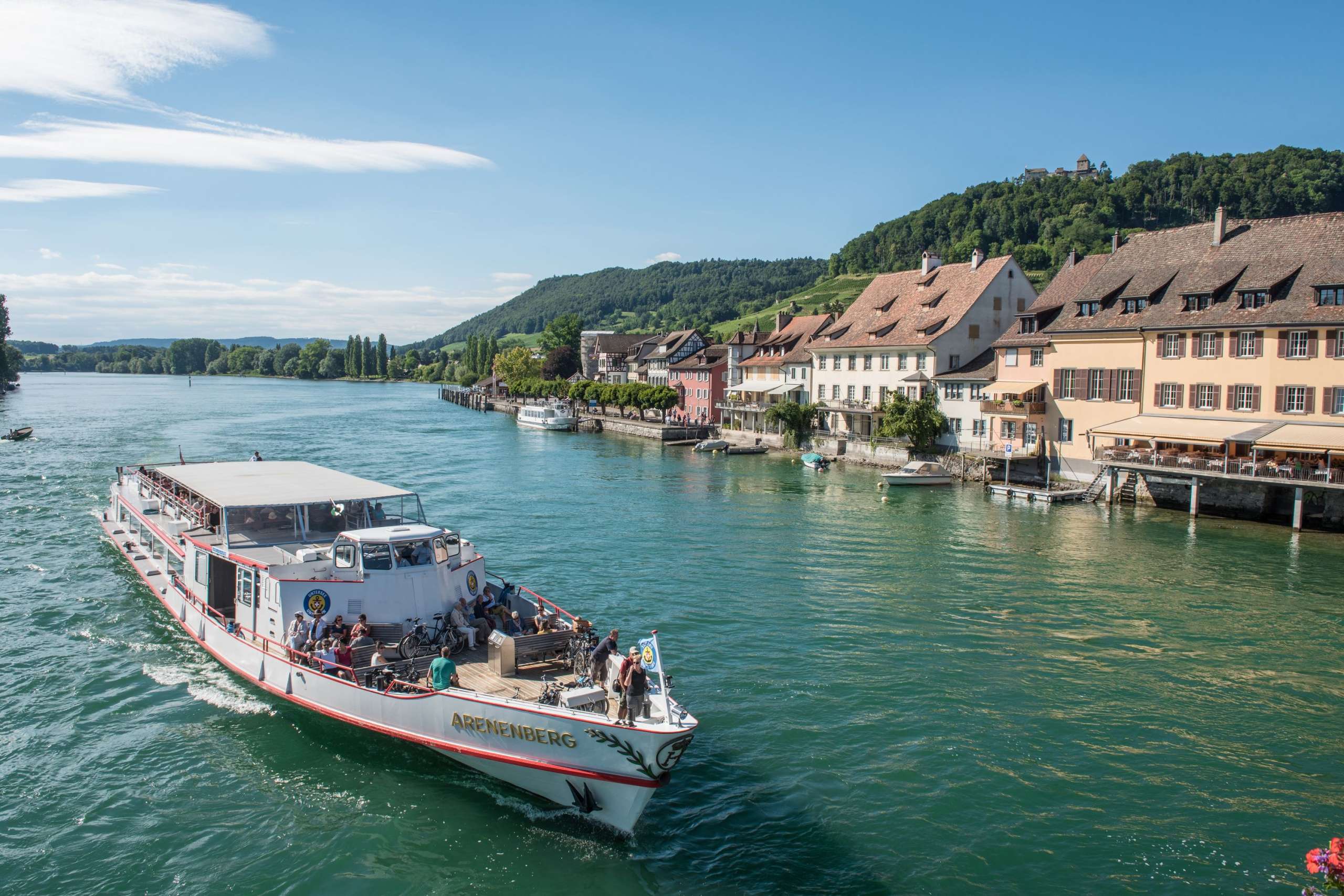 URh Schiff bei Stein am Rhein Ein Schiff mit der Aufschrift Arenenberg. Fotografiert von einer Brücke. Im Hintergrund ist eine Altstadt zu sehen.