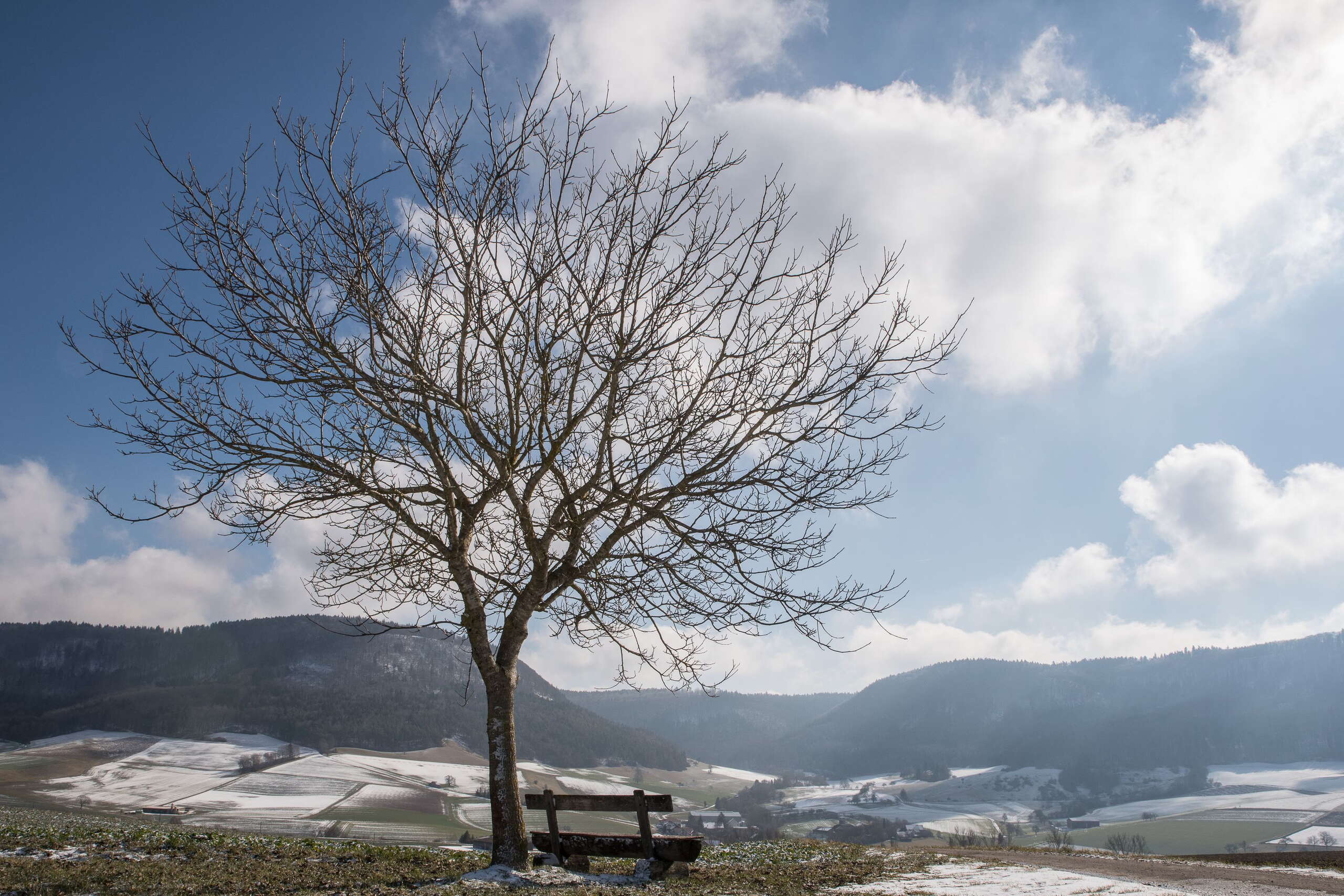 Eine Sitzbank in Beggingen mit Aussicht über die Region und letzten Schneeflecken.