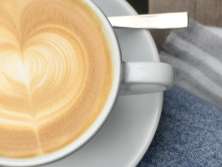 Kaffee mit Latte Art in der Form eines Herzes.