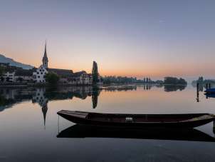 Rhein mit Weidling und Stein am Rhein im Hintergrund Rhein mit Weidling und Stein am Rhein im Hintergrund während dem Sonnenuntergang