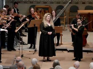 Bachfest 2024 Stadtkirche Stein am Rhein Klassische Musikerinnen und Musiker sowie eine Sägerin haben einen Auftritt in der Stadtkirche Stein am Rhein.