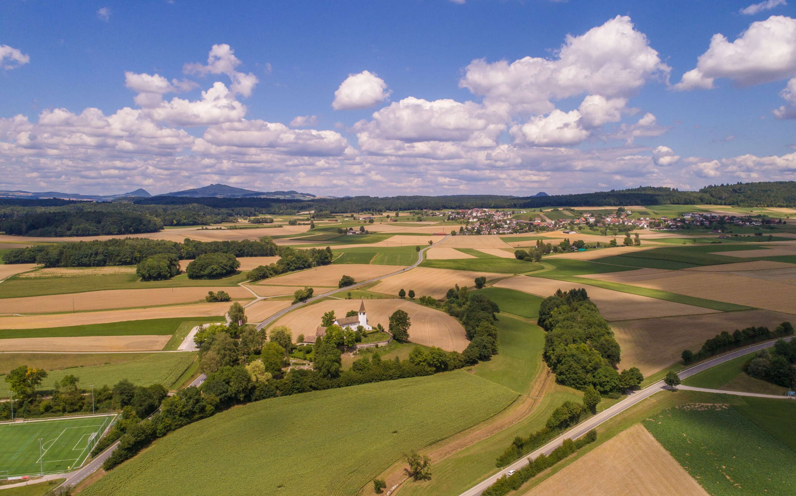 Luftaufnahme von der Kirche in Büsingen mit Sicht bis Dörflingen und Felder.