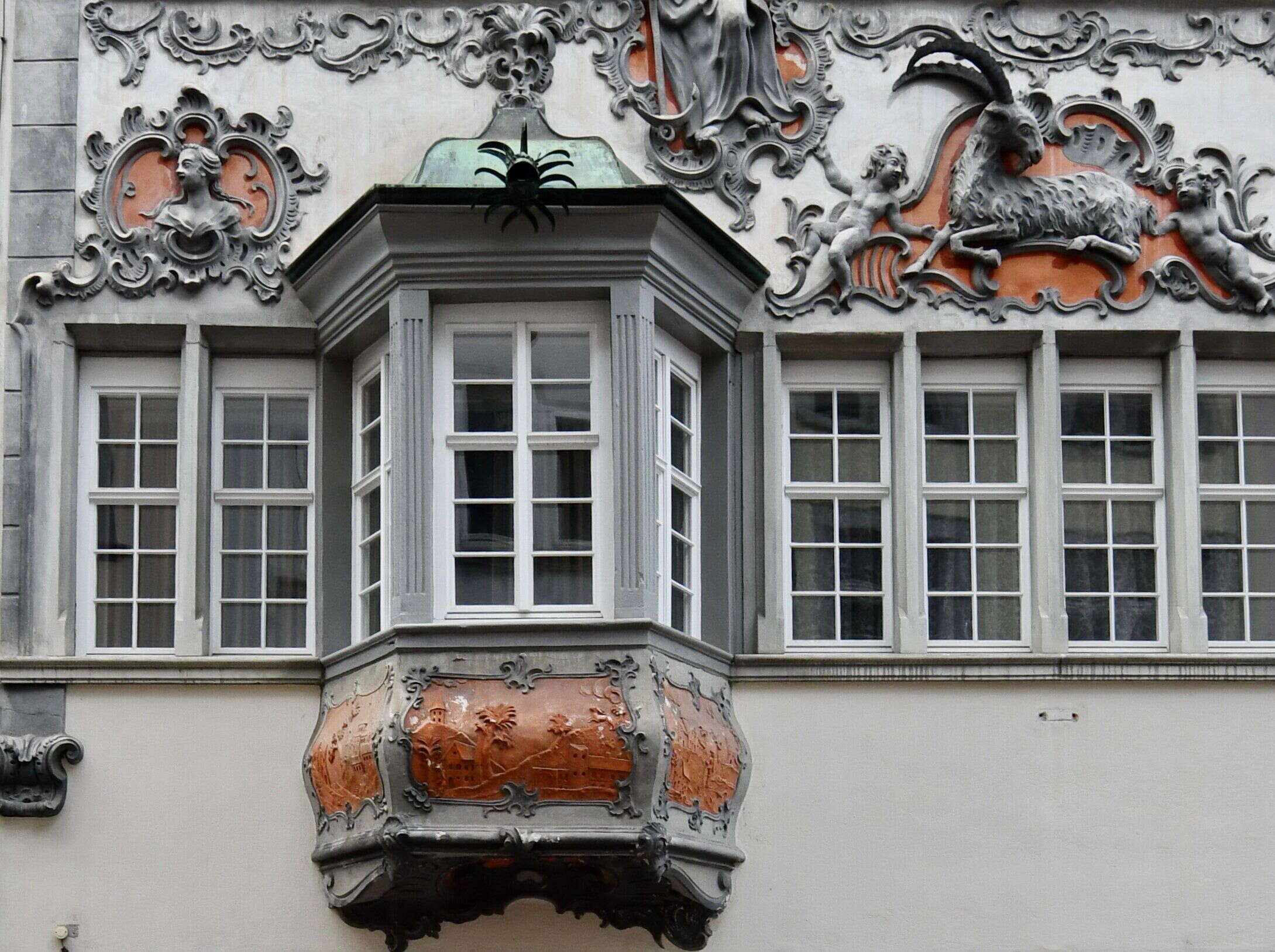 Verzierter Erker und Fassade des Haus zum Steinbock in Schaffhausen
