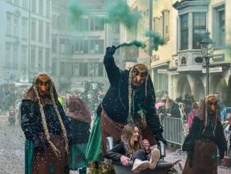 An einem Fasnachtsumzug in Schaffhausen Nehmen 3 verkleidete Hexen eine Zuschauerin in einem grossen Topf mit.