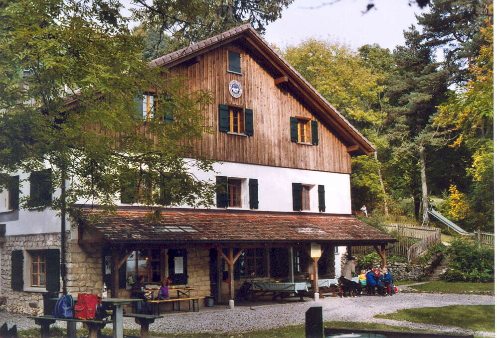 Buchberghaus von Merishausen. Gruppenhaus im Wald.