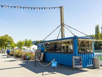 Am Rhein steht ein blauer Container, Dieser wurde in ein Café umfunktioniert.
