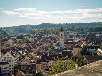 Blick über die Dächer der Schaffhauser Altstadt. In der Mitte ragt ein Kirchenturm heraus.