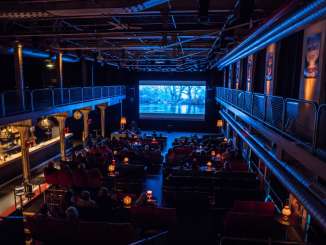 Schaffhauser Filmfestival Eine Eventhalle wurde zum Kino umfunktioniert. Verschiedene Stühle und Stoffsessel stehen darin und ganz vorn hängt eine grosse Leinwand.