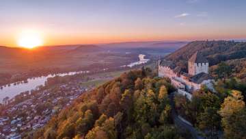 Burg Hohenklingen und Stein am Rhein während dem Sonnenuntergang Burg Hohenklingen und Stein am Rhein während dem Sonnenuntergang