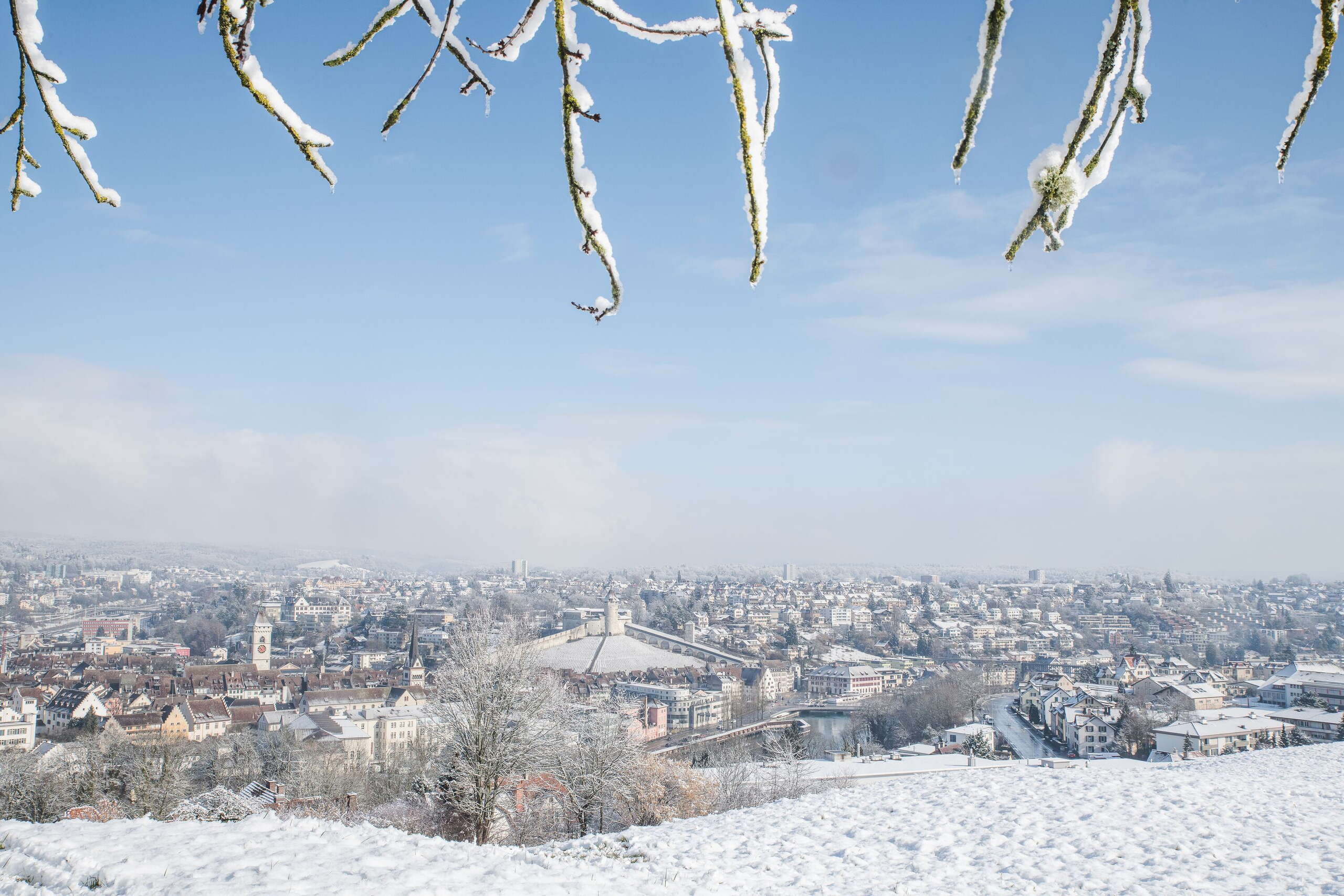 Blick auf die Schaffhauser Altstadt, die schneebedeckt ist.