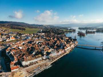 Blick von oben auf die winterliche Altstadt von Stein am Rhein und den kühlen Rhein.