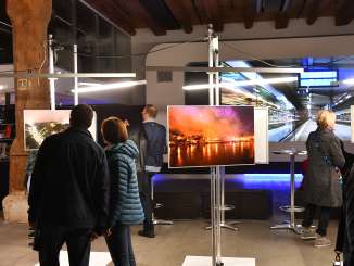 Museumsnacht Hegau-Schaffhausen Eine Fotoausstellung mit diversen Besuchenden, welche die Bilder studieren.