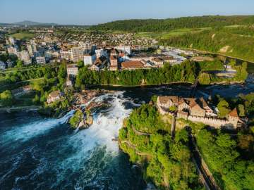 Blick von oben auf den Rheinfall, den grössten Wasserfall Europas. im Vordergrund sieht man das Schloss Laufen und im Hintergrund Neuhausen.
