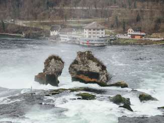 Blick von hinten auf die Rheinfallfelsen. Dahinter sieht man das Schlössli Wörth.
