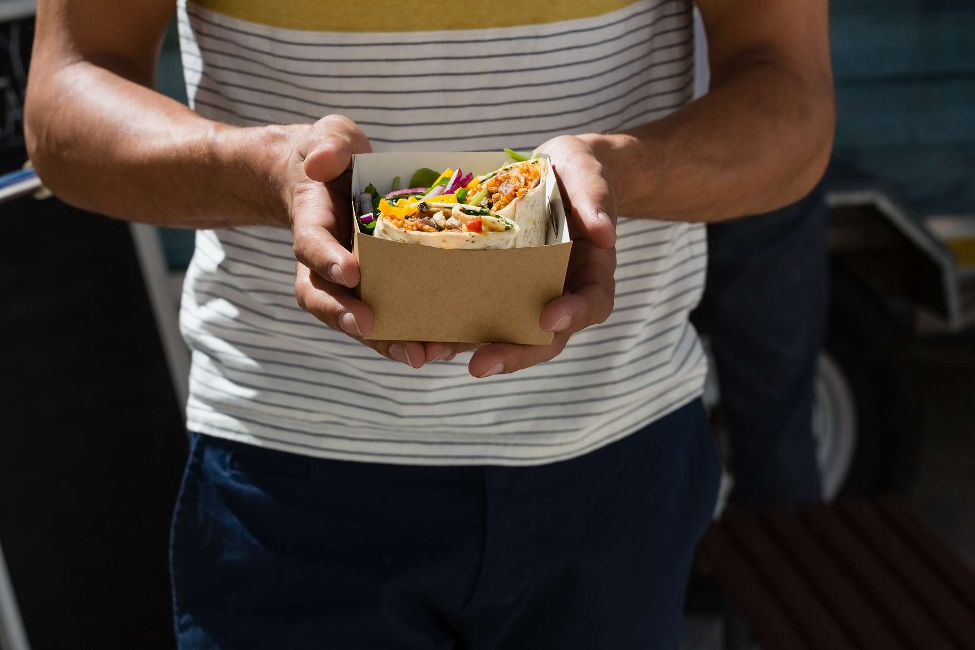 Wraps für unterwegs, welche von einer Person gehalten werden.