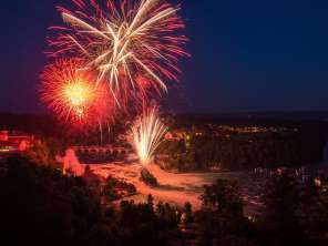 Über dem Rheinfall leuchtet ein rotes grosses Feuwerk.