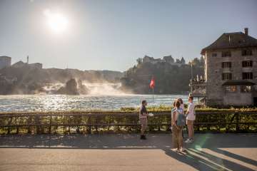 Rheinfall-Führung Eine Gruppe mit Guide stehen vor dem Rheinfall, dem grössten Wasserfall Europas.