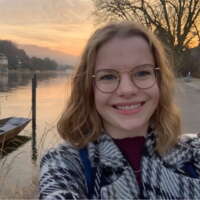 Selfie Seraina am Rhein beim Lindli während dem Sonnenaufgang