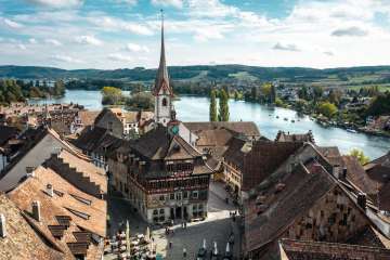 Rathausplatz Stein am Rhein Blick von oben auf den Rathausplatz in Stein am Rhein. Im Hintergrund sieht man den Rhein und Untersee.