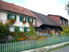 Der Rappenhof in Uesslingen mit seinem Vorgarten. Darin befinden sich viele verschiedene blühende Blumen.