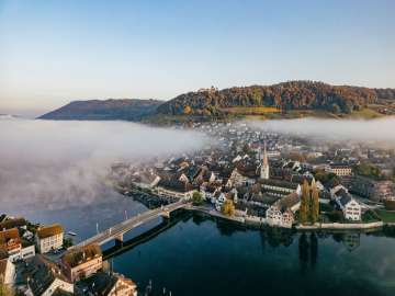 Über dem Rhein und der Altstadt liegen noch leichte Nebelschwanden. Die Burg Hohenklingen liegt bereits über dem Nebel.