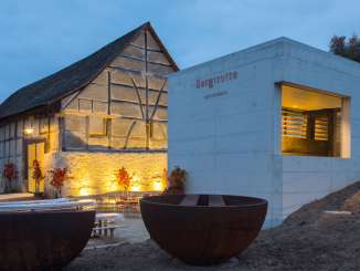 Die altehrwürdige Trotte ist am Abend mit gelbem Licht beleuchtet.