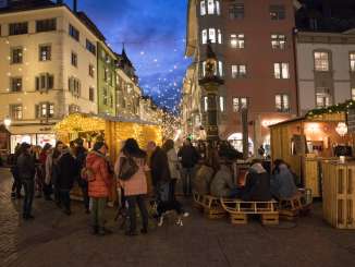 Diverse Glühweinstände auf dem Fronwagplatz in der Altstadt Schaffhausen.