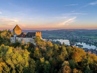 Blick auf die Burg Hohenklingen mit der Stadt Stein am Rhein und dem Rhein im Hintergrund.
