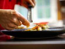 Ein Teller, welcher für den Service vorbereitet wird.