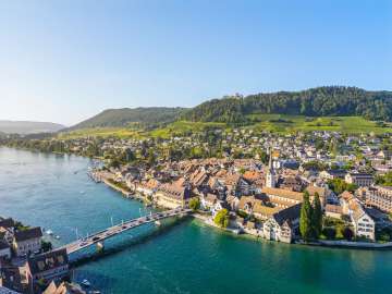 Blick von oben auf den Rhein, die Altstadt Stein am Rhein und die Burg Hohenklingen.