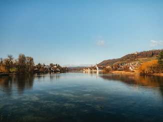 Blick vom Untersee auf das mittelalterliche Städtchen Stein am Rhein und die Burg Hohenklingen auf dem Hügel.