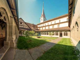 Kreuzgang im Kloster St. Georgen in Stein am Rhein. Im Hintergrund ist der Kirchenturm sichtbar.