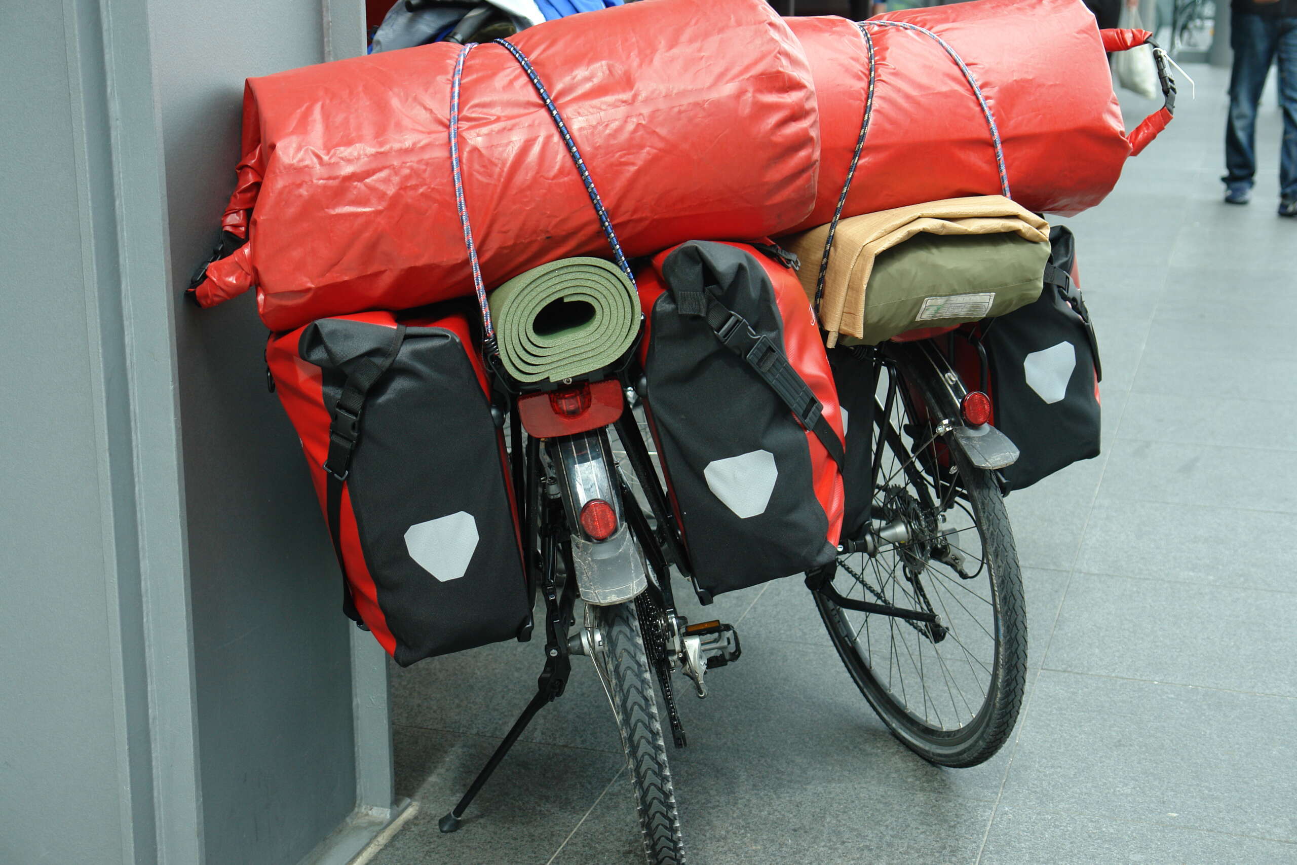 Zwei Fahrräder mit Gepäck.
