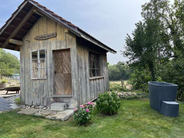 Eisbaden Wyland Usziit Neben einem kleinen Räbhüüsli steht ein Eisbad auf der Wiese.