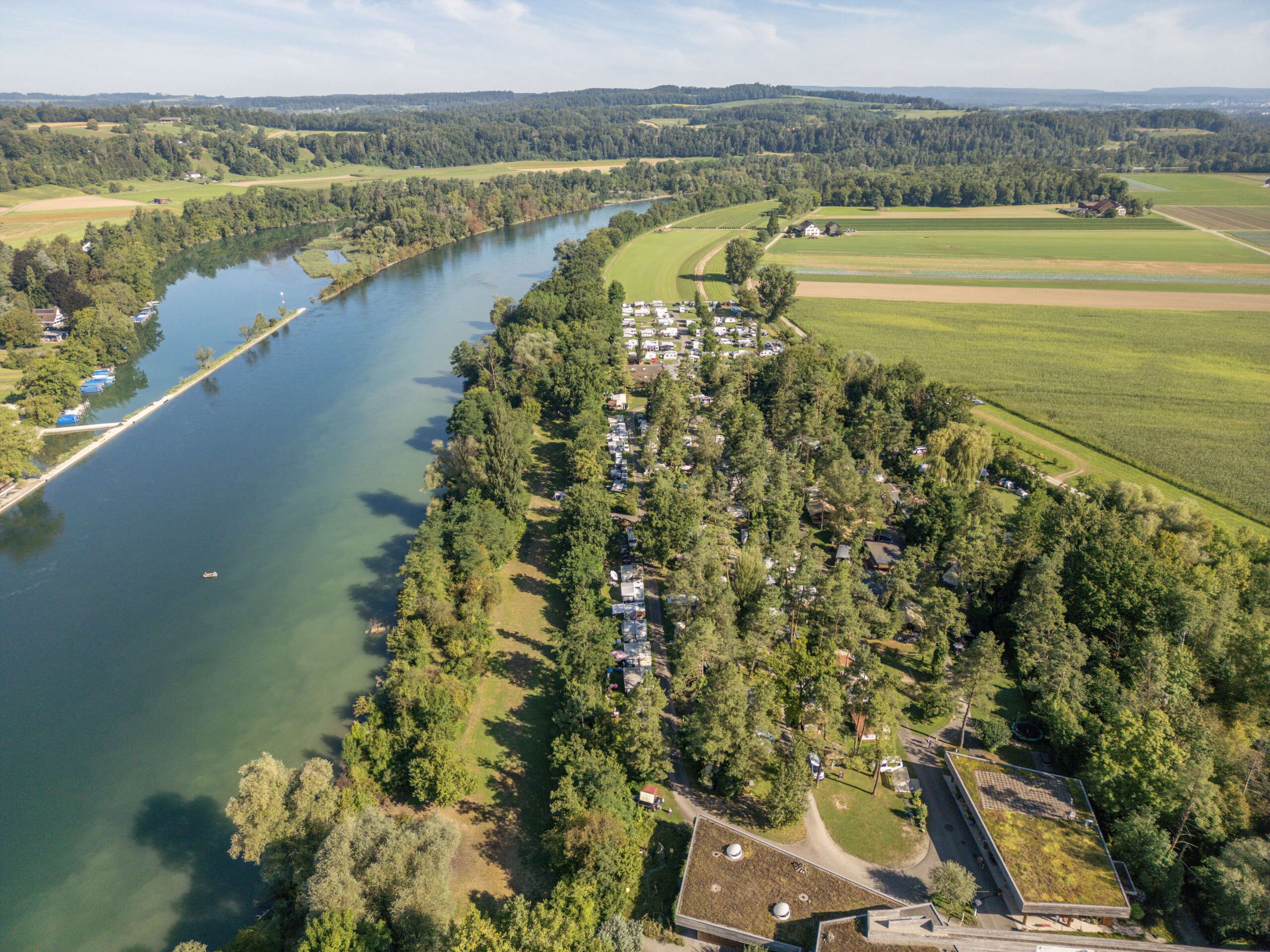 August, Camper, Schwei Tourismus, Drohne, Camping, Sommerkampagne22, Thurgau, Flaach, Gummiboot, Rhein, ST, Campingplatz, von oben, Sommer