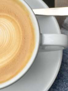 Kaffee mit Latte Art in der Form eines Herzes.