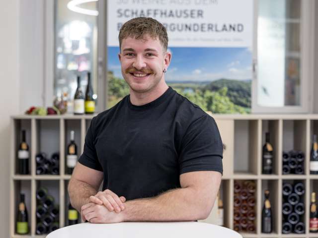 Portrait Leon Häni. Er hat dunkelblonde kurze Haare und trägt ein schwarzer T-Shirt.