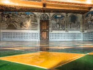 Museum St. Georgen in Stein am Rhein Raum im Museum St. Georgen in Stein am Rhein. Kunstvolle Zeichnungen an den Wänden und grün, gelb, braun geplättelter Boden