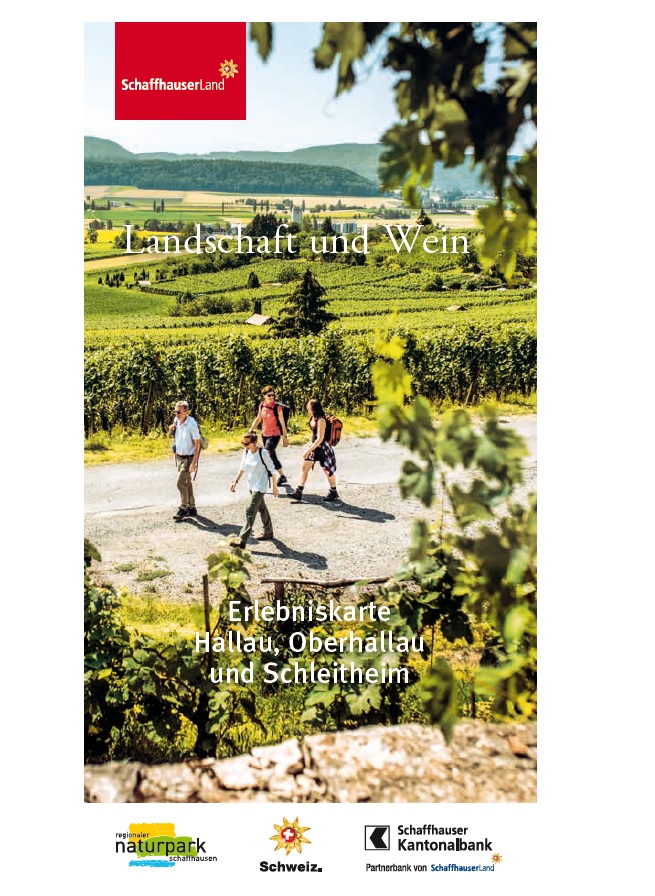 Vier Wanderer in den Reben als Titelbild des Prospekt Erlebniskarte von Hallau Oberhallau und Schleitheim